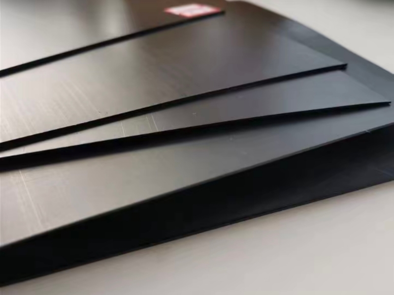 غشاء أرضي من البولي إيثيلين عالي الكثافة لـ NEOM: 1.5 مم أم 2.0 مم؟