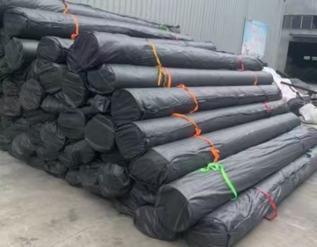 تطبيق غشاء أرضي HDPE في مصفاة الطويلة للألومينا، أبو ظبي، الإمارات العربية المتحدة